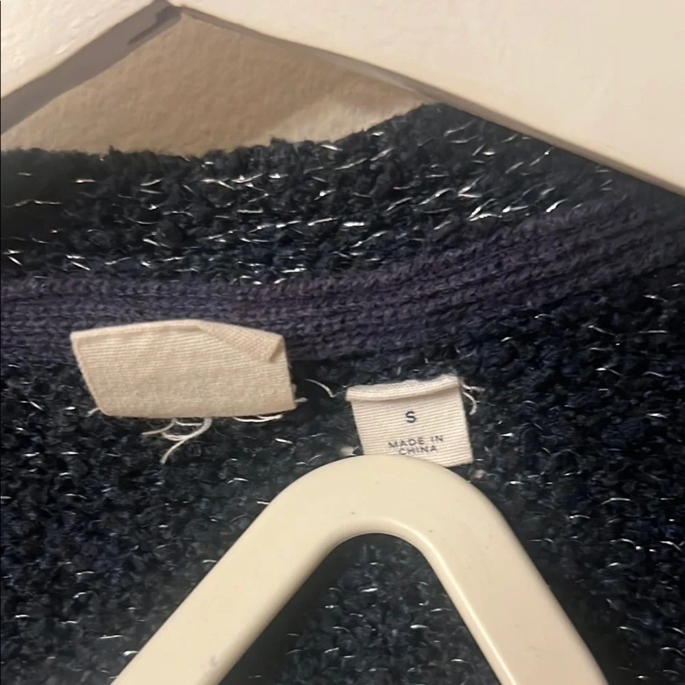 GAP Black Cropped V-Neck Sweater